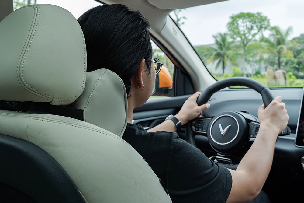 VinFast VF 9 Neptune Grey A7300114 min